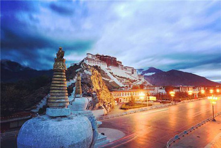 Lhasa: Cung điện Potala thường là danh lam thắng cảnh đầu tiên không thể bỏ qua ở Lhasa đối với mỗi du khách mới đến Tây Tạng. Khi màn đêm buông xuống, hệ thống ánh sáng và đài phun nước âm nhạc tiếp thêm sức sống cho cung điện Potala và mang đến một góc nhìn khác cho địa điểm này.
