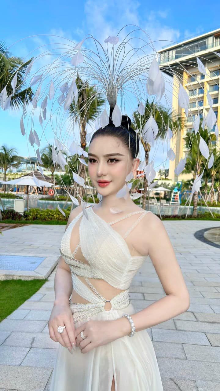 Lâm Khánh Chi mặc short 