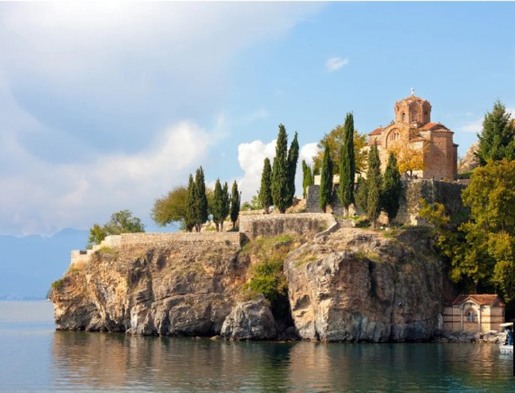 Ohrid, Bắc Macedonia: Đây là một trong những hồ lâu đời nhất và sâu nhất châu Âu, hồ Ohrid nằm giữa Bắc Macedonia và Albania. Thành phố cùng tên Ohrid ở Bắc Macedonian&nbsp;là nơi hoàn hảo cho kỳ nghỉ ven hồ kết hợp giữa bơi lội và tắm nắng&nbsp;với thiên nhiên.
