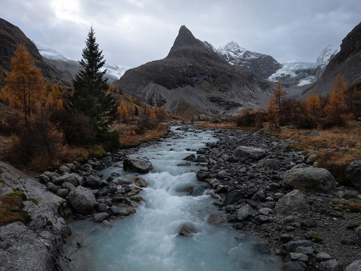 Mặc dù mỗi vùng đều có vẻ đẹp riêng nhưng các thung lũng Val d&#39;Herens và Lötschental gồ ghề, khá hẻo lánh ở bang Valais lại có sức quyến rũ kỳ lạ.
