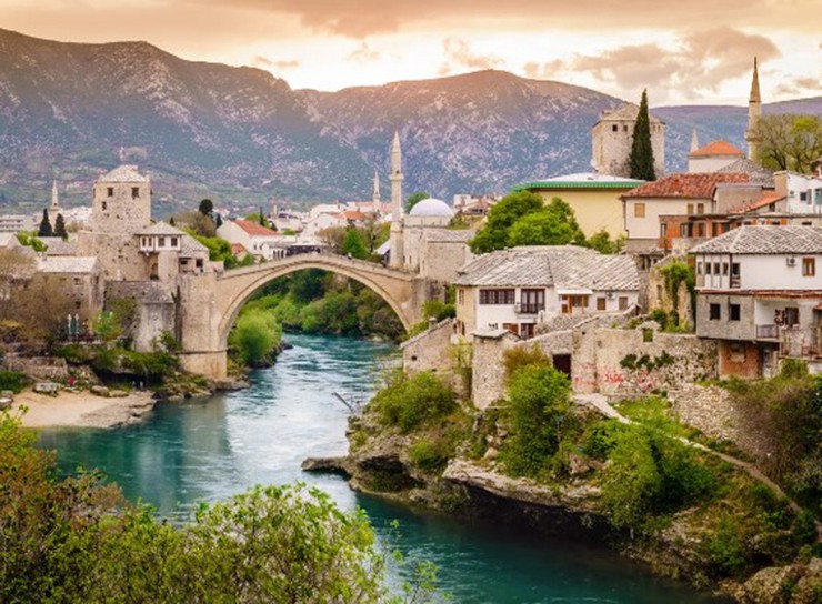 Mostar, Bosnia và Herzegovina: Mostar là một thị trấn xinh đẹp có từ&nbsp;thời trung cổ,&nbsp;với sự pha trộn giữa kiến trúc Áo - Hung và Ottoman. Đây là nơi có cây cầu Stari Most mang tính biểu tượng. Có nhiều nhà hàng phục vụ các món ăn truyền thống ngon tuyệt như dolma, rau nhồi thịt xay cùng cơm, sarma, lá bắp cải nhồi và bánh mì tươi...
