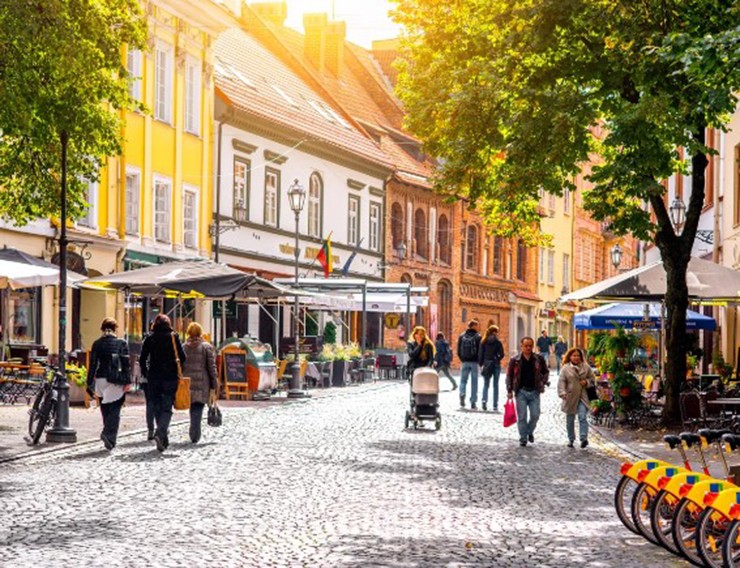 Vilnius, Lithuania: Vilnius là một thành phố xinh đẹp có giá cả phải chăng với những người dân vui vẻ, độc lập và sáng tạo thông qua nghệ thuật, ẩm thực cũng như kiến trúc.
