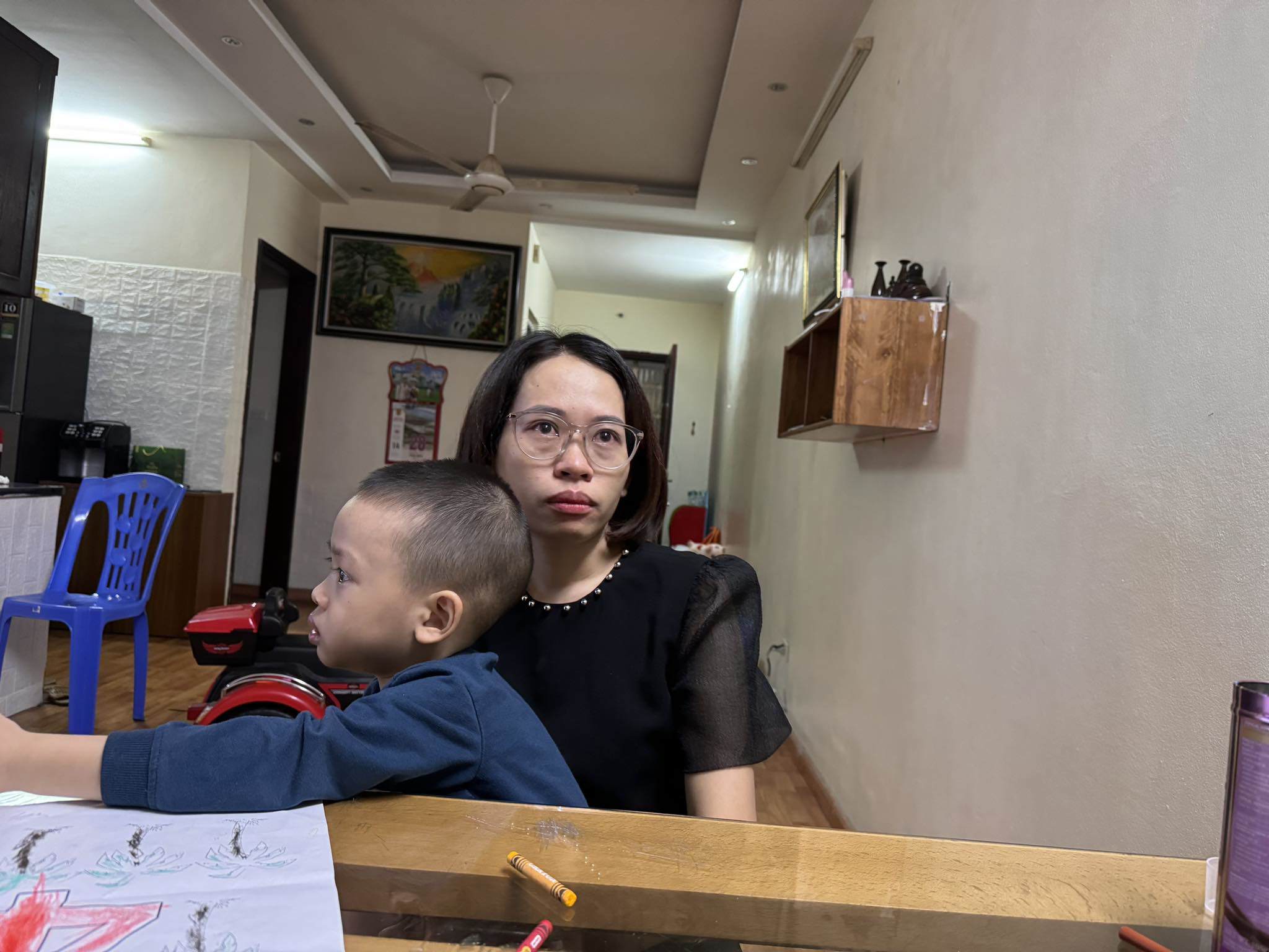 Cô giáo Đặng Thị Hải Yến ôm con trai vào lòng.