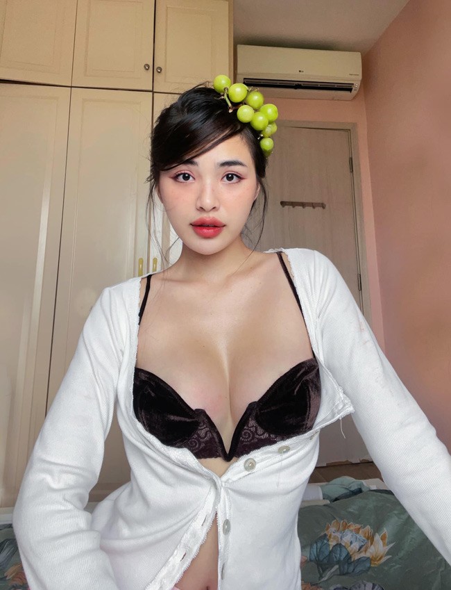 Mới đây, nàng hot girl Sài thành xuất hiện với diện mạo bất ngờ.&nbsp;
