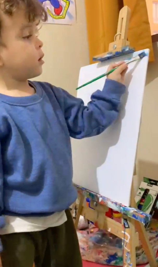 Cho con trai vẽ trên tường khi còn bé, bà mẹ không ngờ được điều này - 6