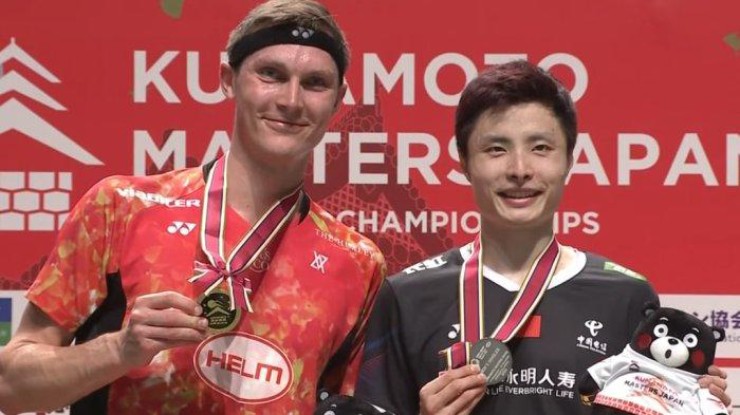 Axelsen (áo đỏ) lần thứ 8 sự nghiệp đánh bại Shi Yu Qi