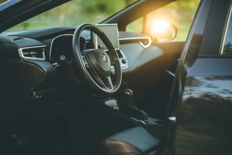 Khi thời tiết nắng nóng có thể làm nóng nội thất xe đến mức làm hư hỏng các vật dụng bên trong xe. Ảnh: Carbuzz.