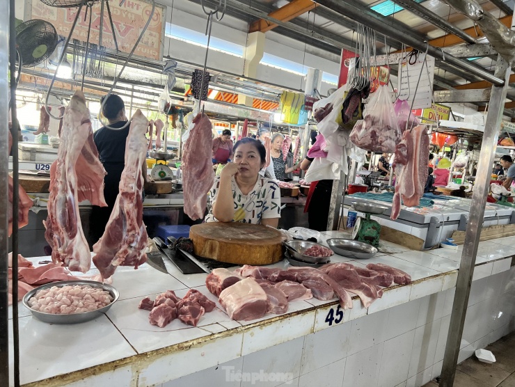 Buồn tênh vì chào mời nhiều mà khách mua không bao nhiêu, nhiều tiểu thương đóng quầy sớm. "Trước bán gần 2 con heo mà vẫn không đủ, nay lấy có nửa con cũng không bán hết. Chợ ế lắm, chúng tôi ra chợ buôn bán cho có việc làm, chứ còn tính chuyện lời thì gần như không có" - một tiểu thương cho biết.