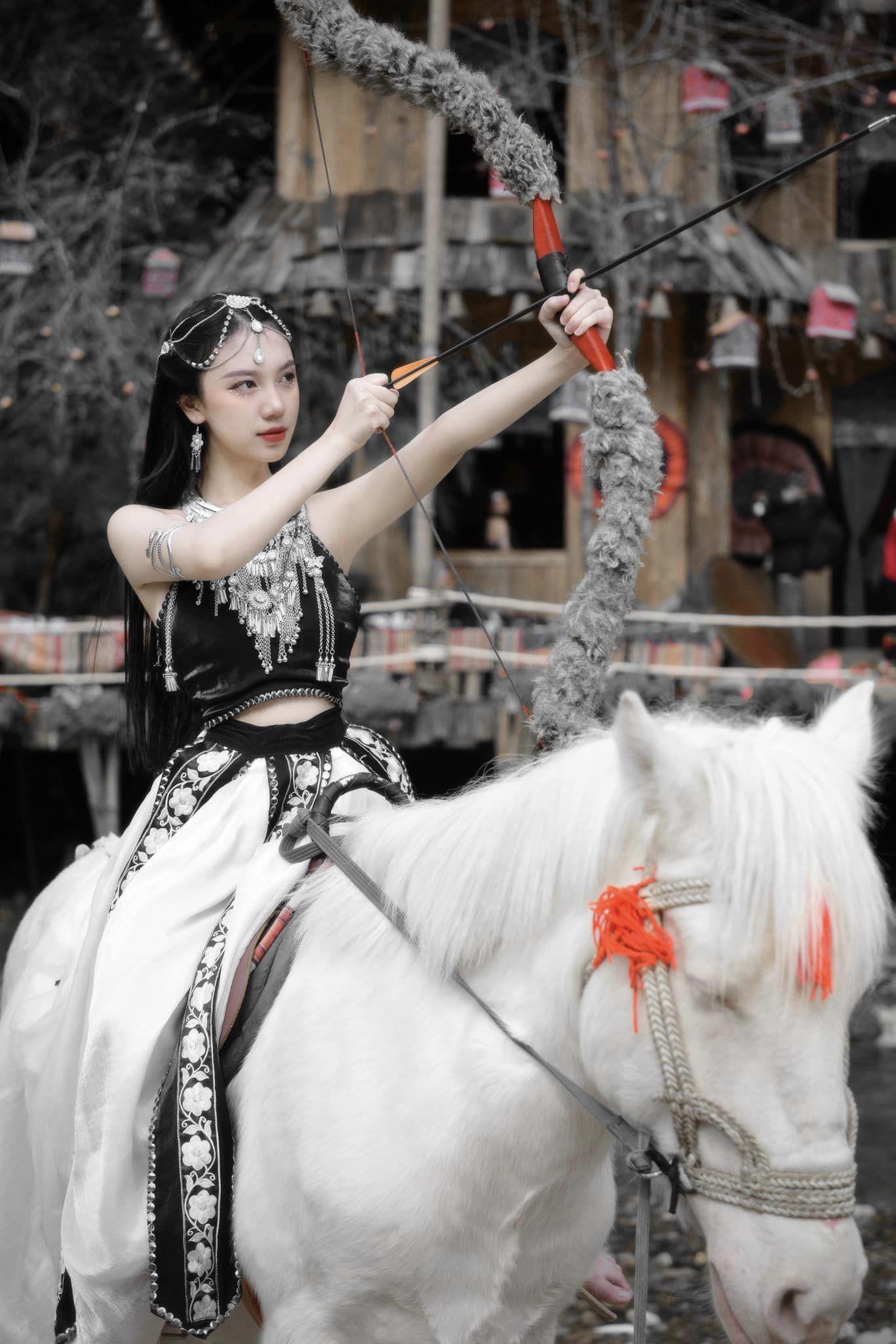 Cưỡi ngựa, bắn cung, nữ diễn viên 20 tuổi diện áo yếm khoe da trắng phát sáng, dáng nuột nà - 2
