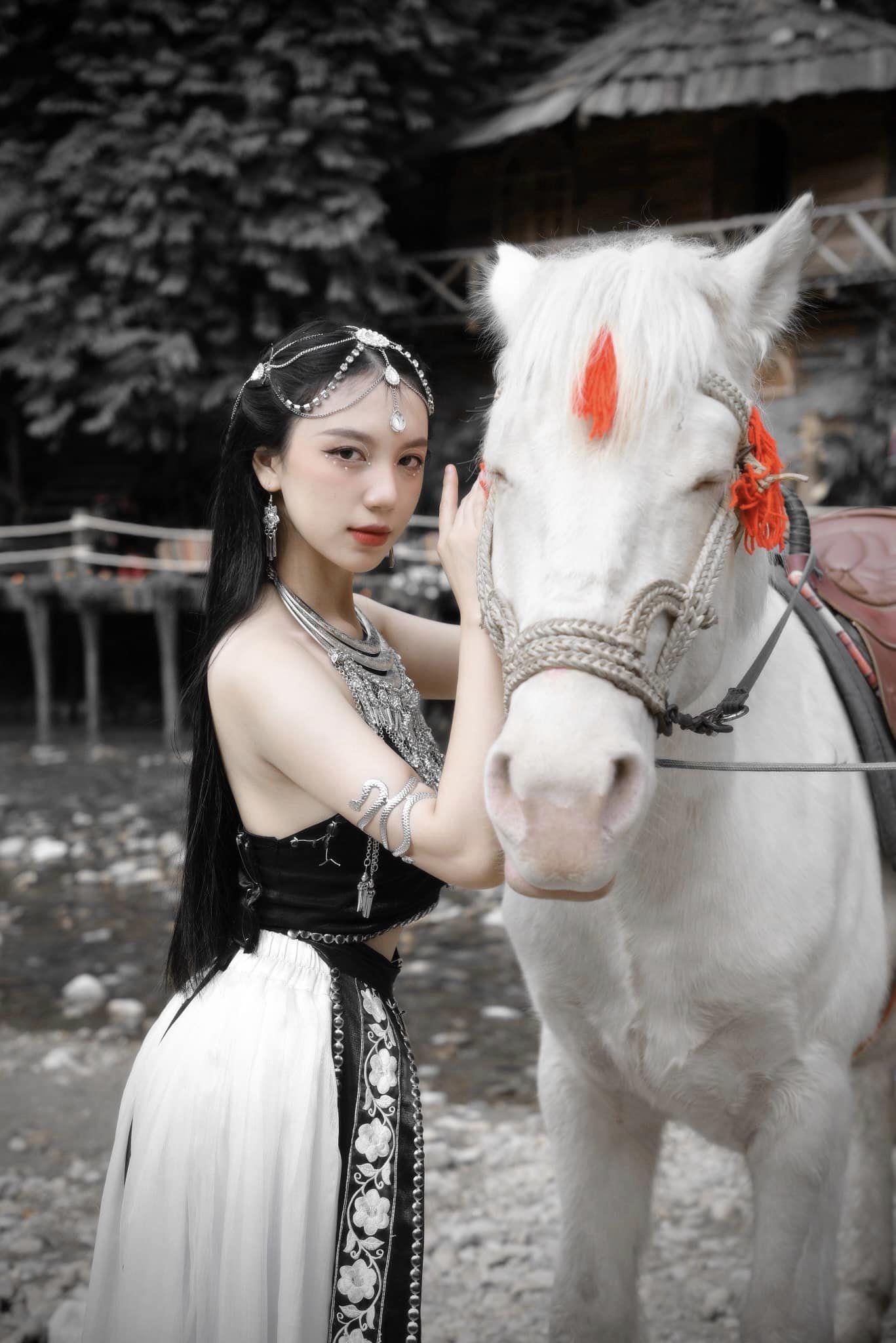 Cưỡi ngựa, bắn cung, nữ diễn viên 20 tuổi diện áo yếm khoe da trắng phát sáng, dáng nuột nà - 4