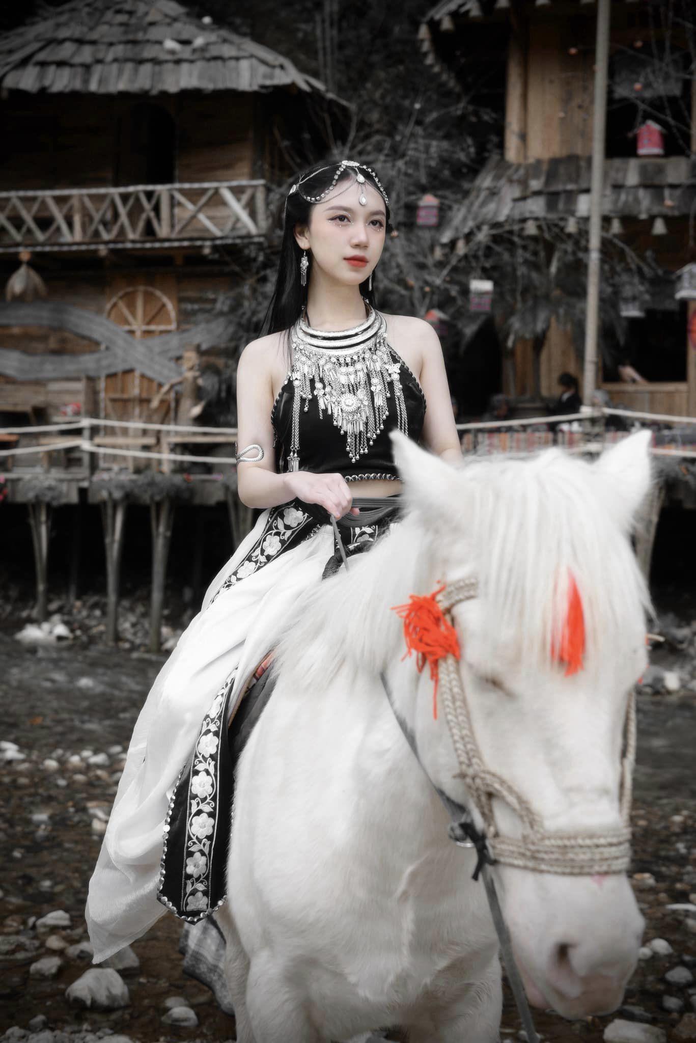 Cưỡi ngựa, bắn cung, nữ diễn viên 20 tuổi diện áo yếm khoe da trắng phát sáng, dáng nuột nà - 3
