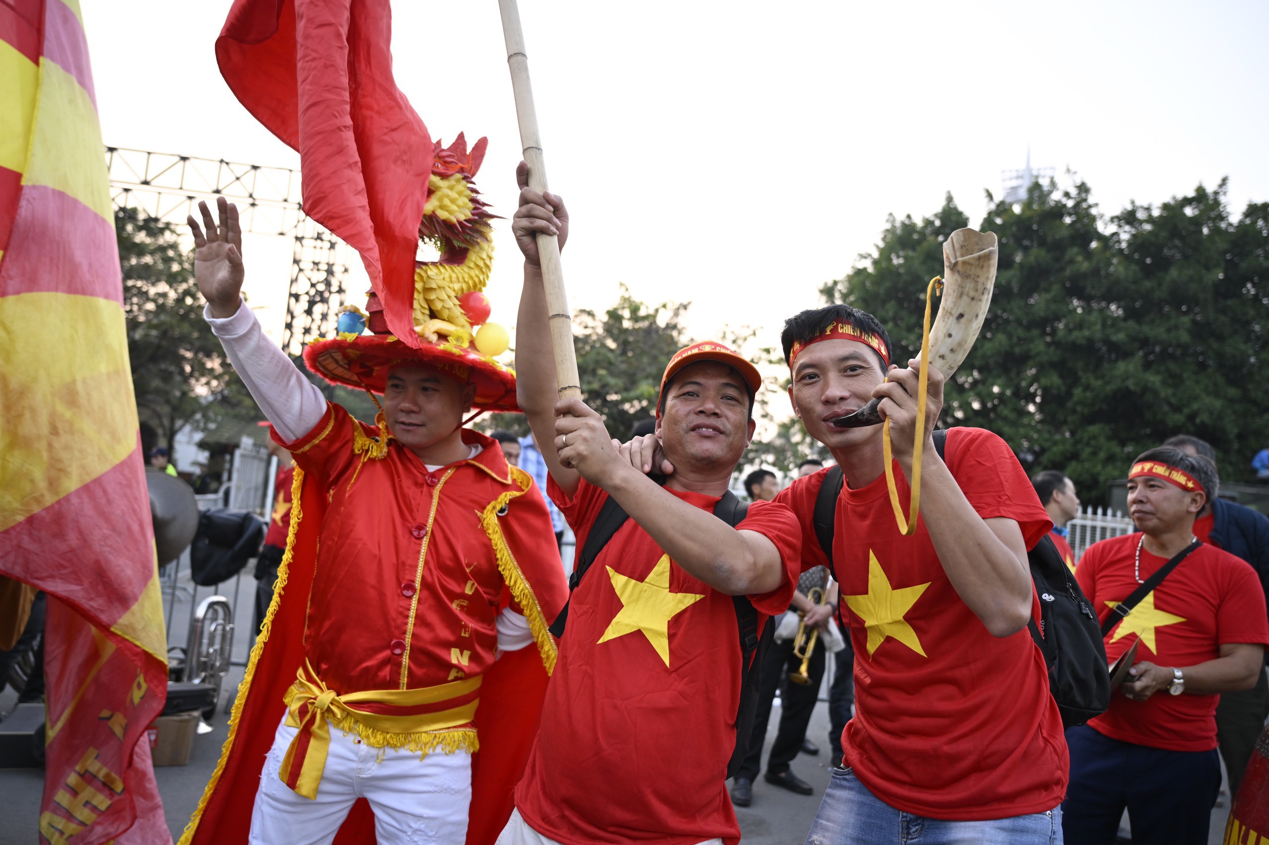 Cổ động viên khuấy động SVĐ Mỹ Đình trước trận đấu Việt Nam gặp Iraq - 2