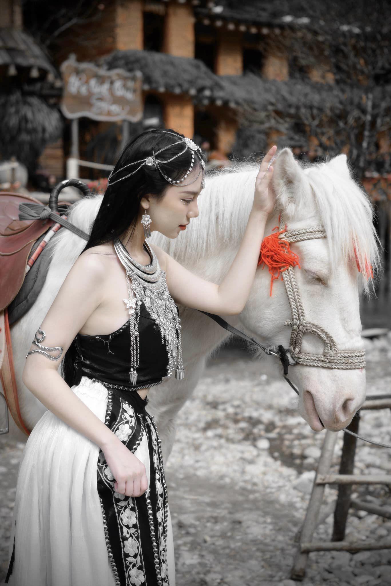Cưỡi ngựa, bắn cung, nữ diễn viên 20 tuổi diện áo yếm khoe da trắng phát sáng, dáng nuột nà - 1