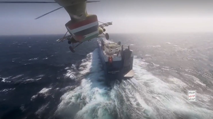 Video: Khoảnh khắc chiến binh Houthi đổ bộ từ trực thăng, thu giữ tàu hàng của tỷ phú Israel - 1