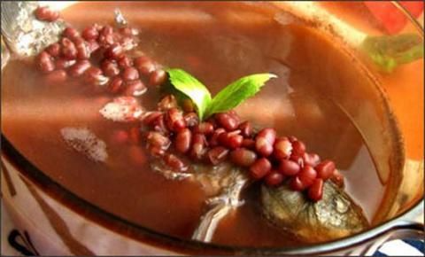 Cá chép nấu đậu đỏ tốt cho người bệnh gan.