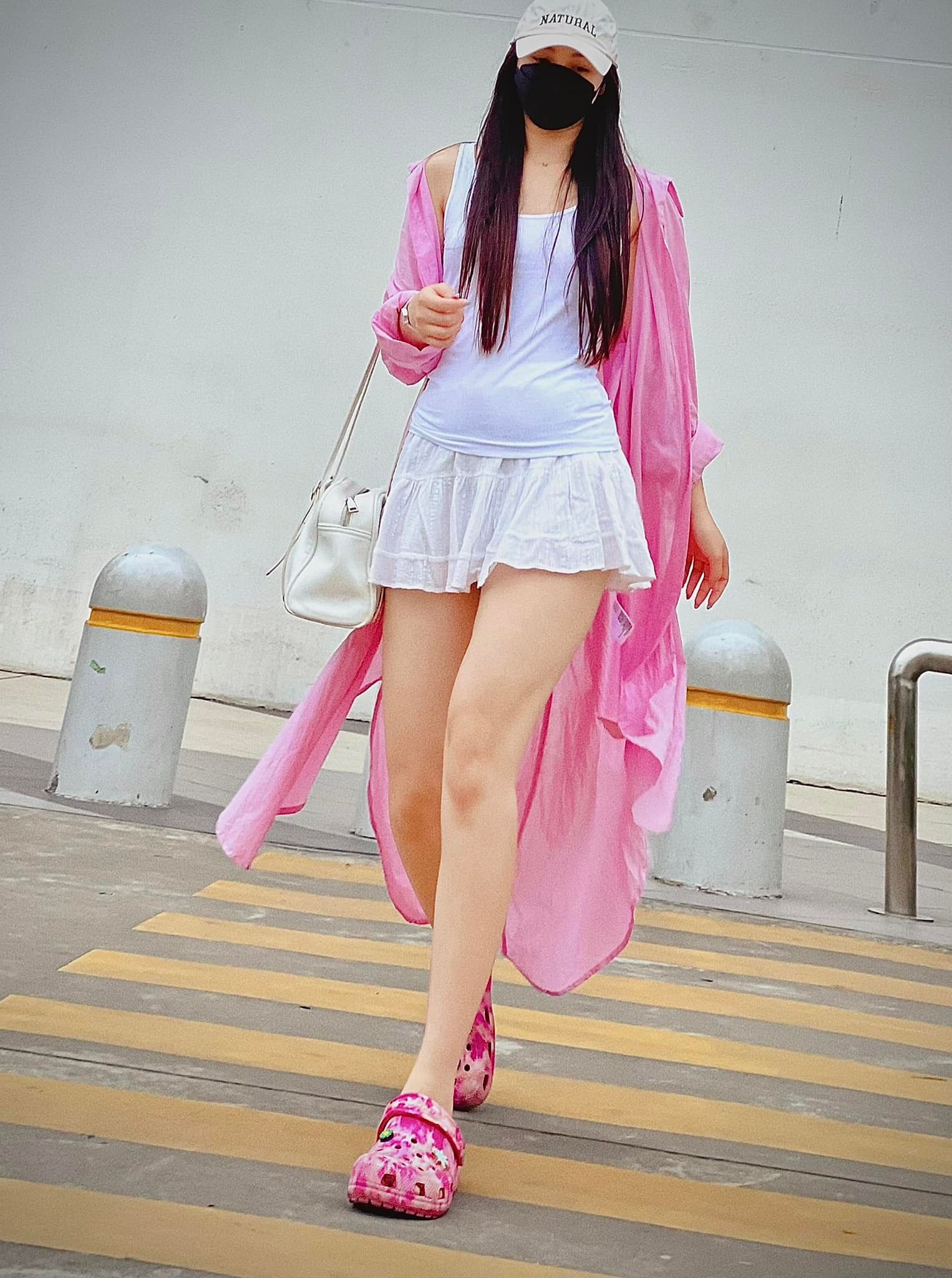 Quỳnh Kool chuộng diện váy ngắn khoe dáng đẹp nuột nà trong những ngày Hà Nội trở lạnh - 8