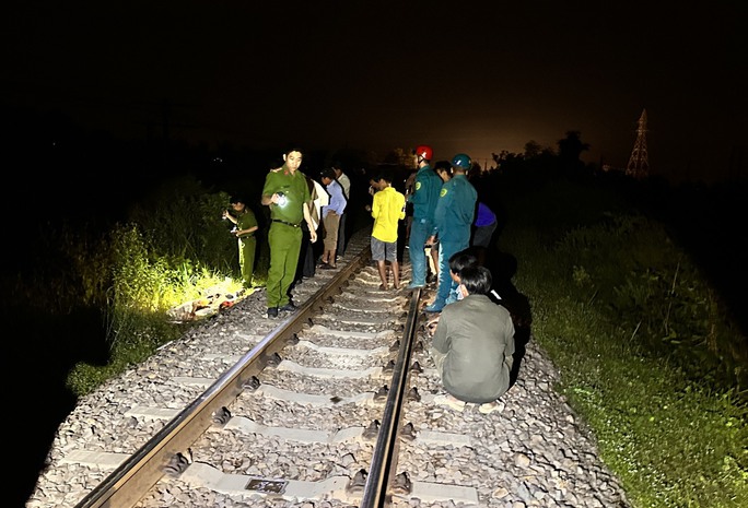 Nhậu trên đường sắt Bắc - Nam, nam thanh niên bị tàu hỏa tông chết - 1