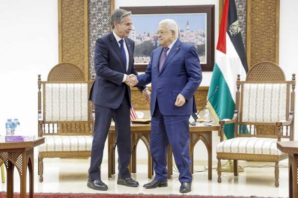 Ngoại trưởng Mỹ Antony Blinken (bên trái) cho biết Mỹ muốn Chính quyền Palestine của Tổng thống Mahmoud Abbas quản lý Dải Gaza. Ảnh: Bloomberg