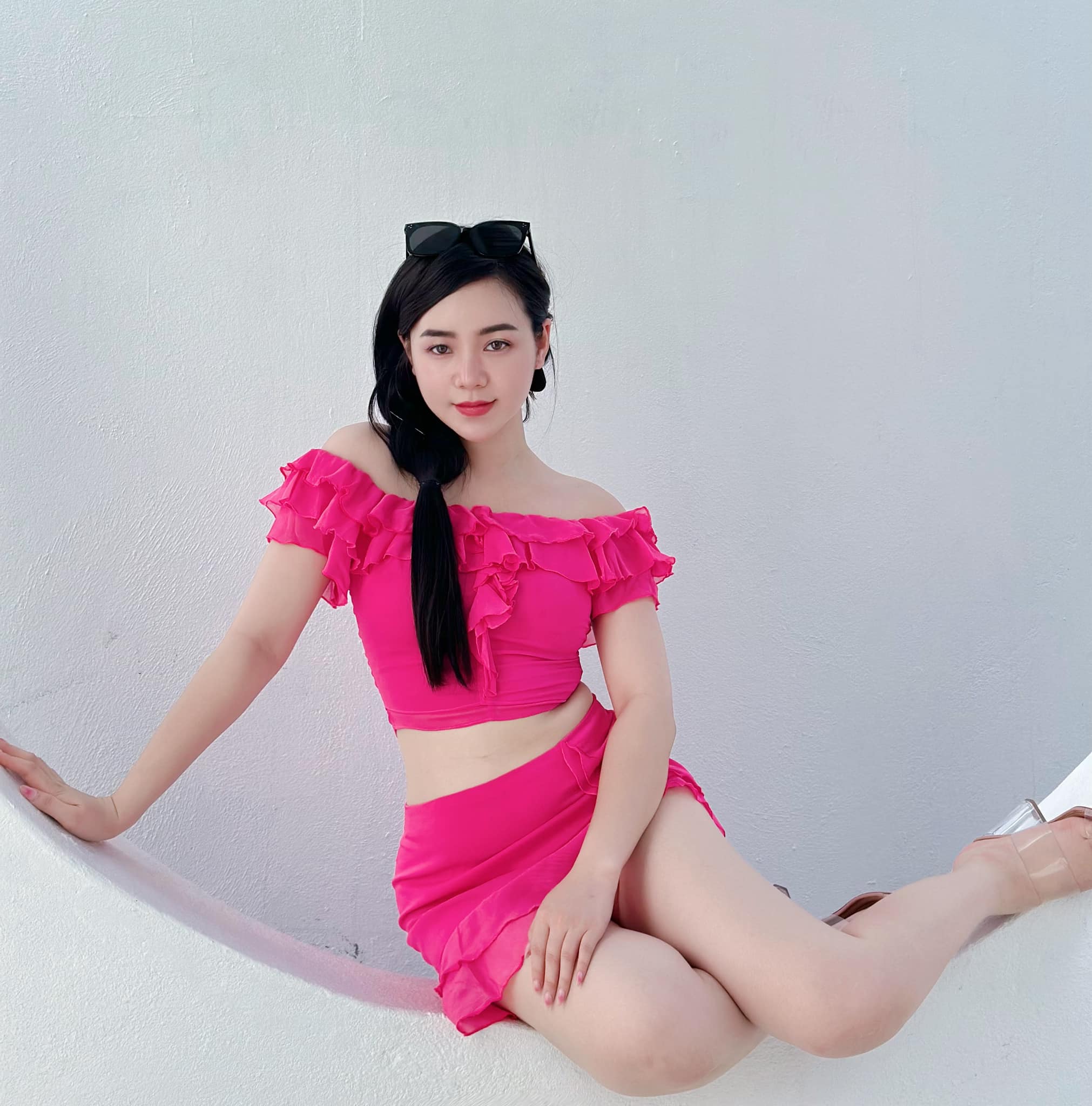 Quỳnh Kool chuộng diện váy ngắn khoe dáng đẹp nuột nà trong những ngày Hà Nội trở lạnh - 15