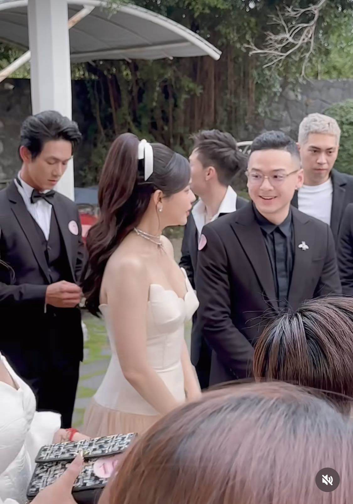 Trương Quỳnh Anh ý nhị che chắn khi diện váy hở cổ sâu khi đi đám cưới - 3