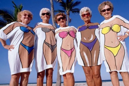 Lý do cụ bà 90 tuổi đòi mặc bikini 2 mảnh khi tắm biển