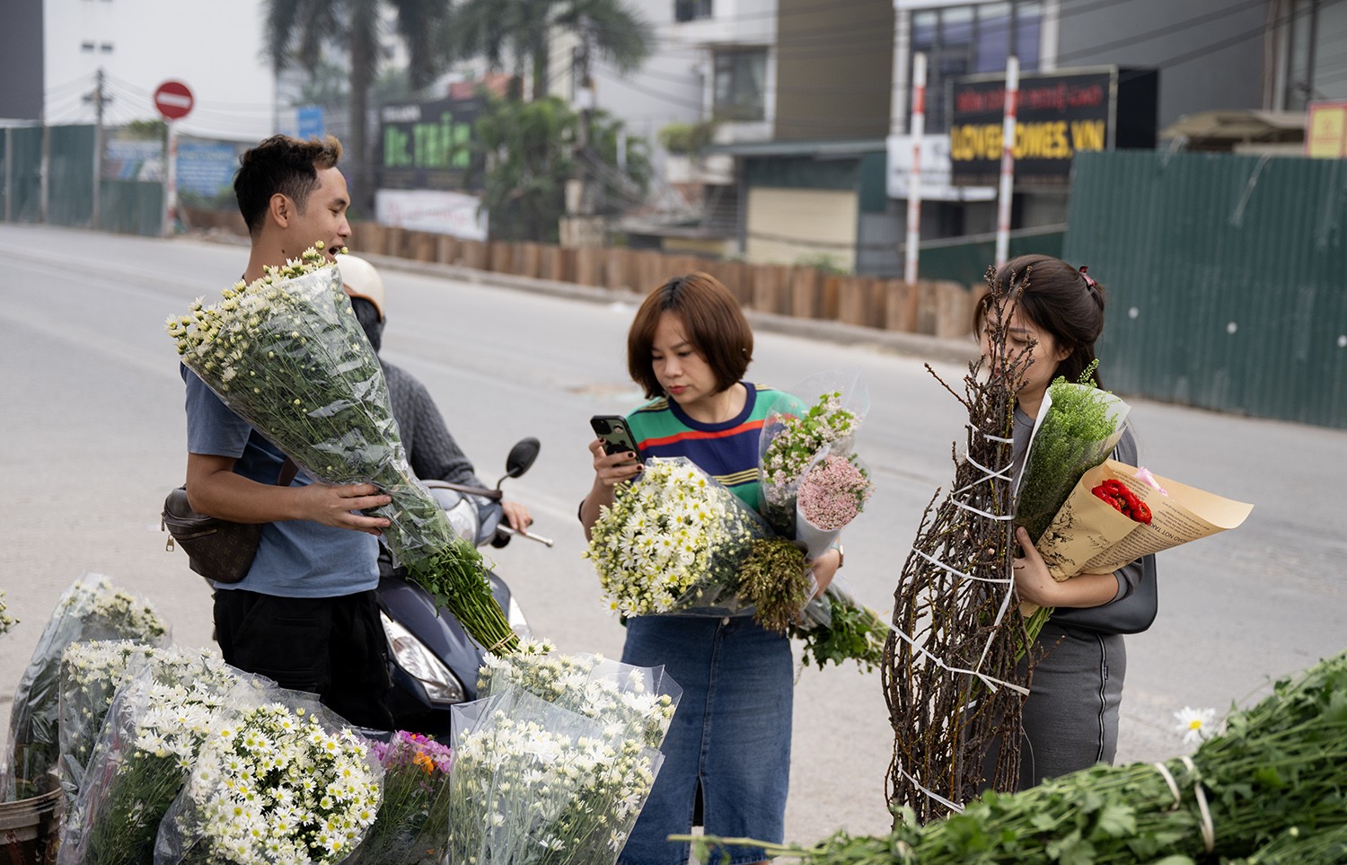 Loài hoa này không chỉ đẹp mà còn mang ý nghĩa phong thủy đặc biệt, biểu trưng cho sự thanh khiết, bình yên và ấm áp trong cuộc sống nên được nhiều người săn đón.