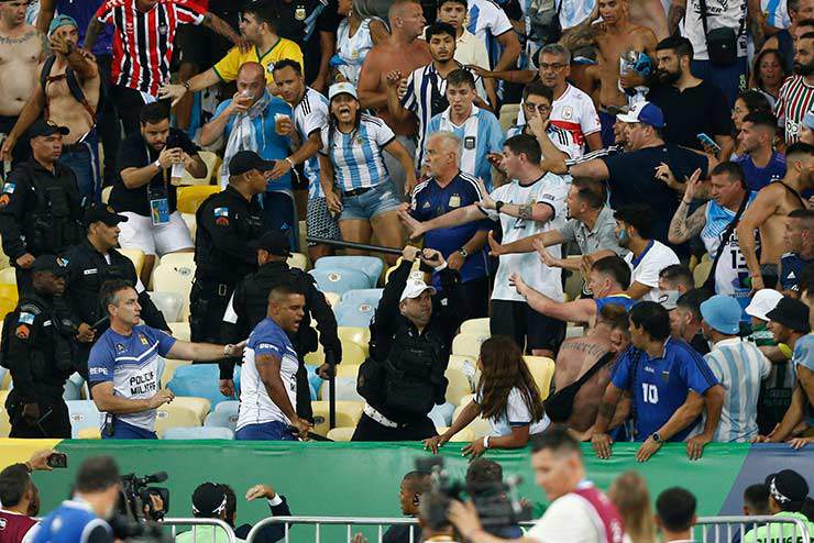 Kinh điển Brazil - Argentina: Bạo động trên khán đài, Messi phải vào đường hầm - 3