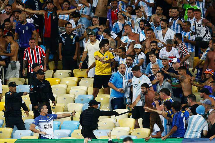 Kinh điển Brazil - Argentina: Bạo động trên khán đài, Messi phải vào đường hầm - 4