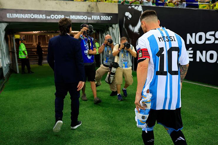 Kinh điển Brazil - Argentina: Bạo động trên khán đài, Messi phải vào đường hầm - 8