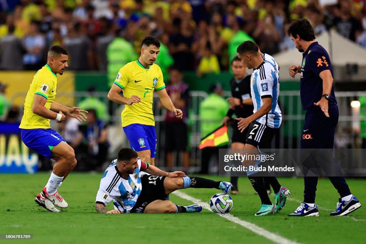 Messi bị cầu thủ Brazil vây ráp quyết liệt