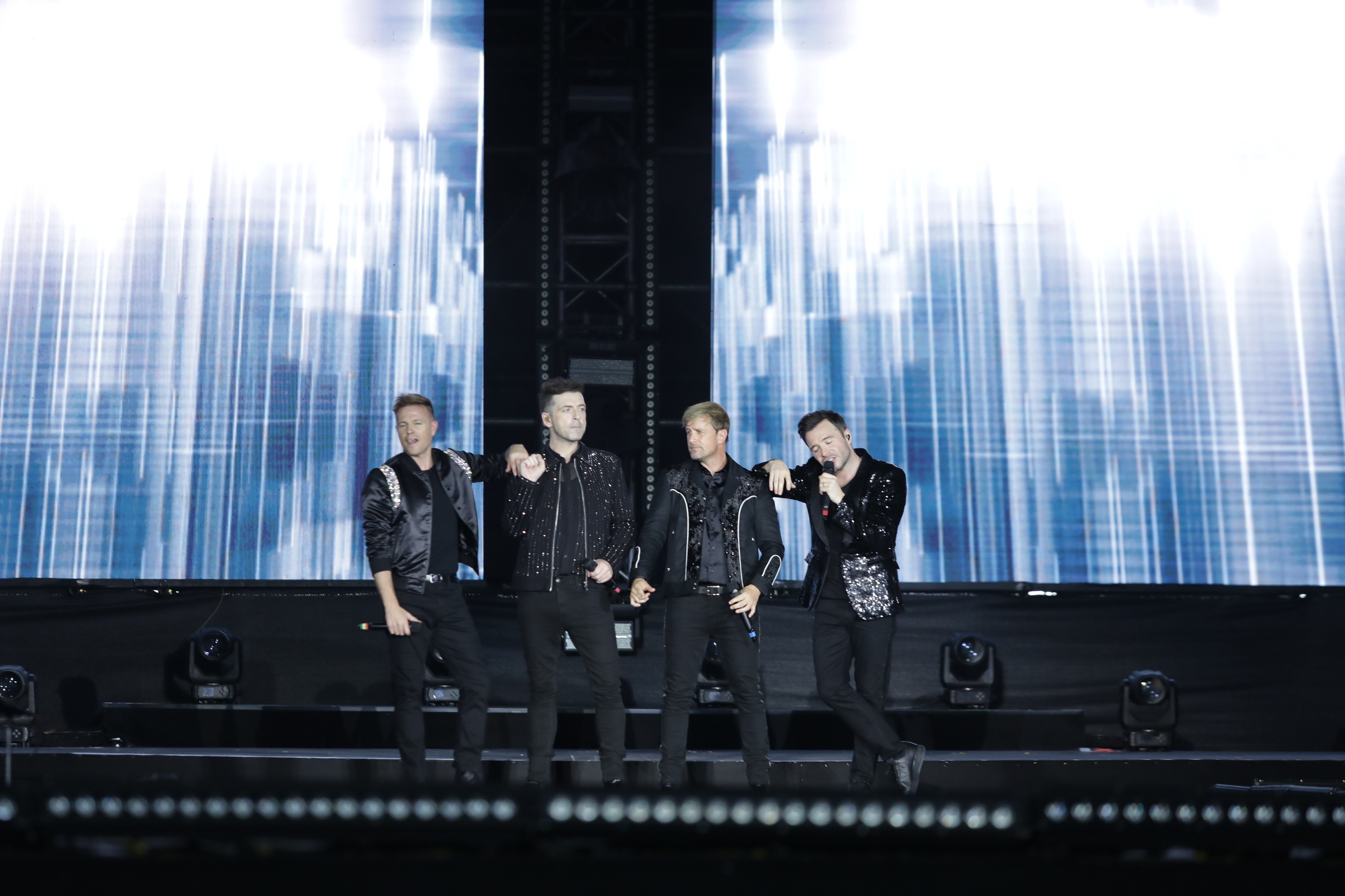 Đêm diễn Westlife trở lại Việt Nam sau 12 năm: Đã tai, mãn nhãn, trọn vẹn cảm xúc - 1