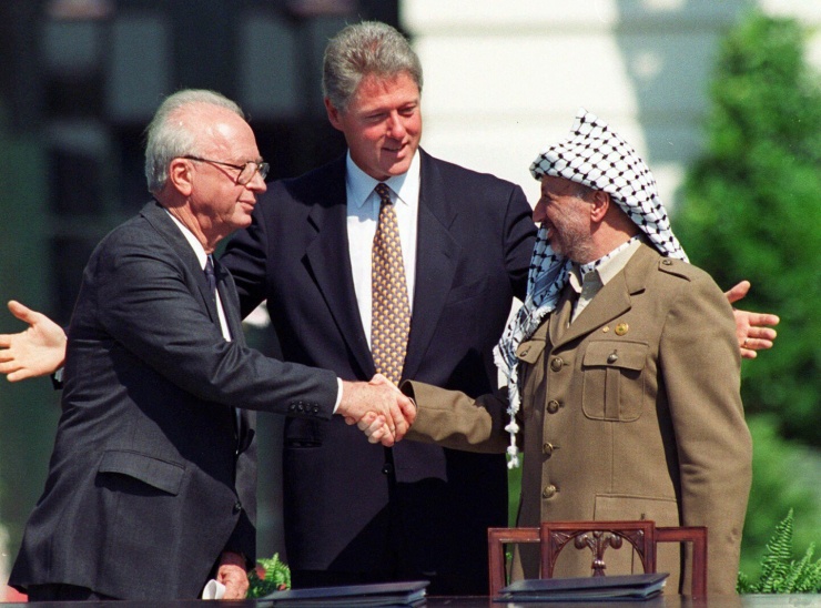 Thủ tướng Israel Yitzakh Rabin (trái) và nhà lãnh đạo Palestine Yasser Arafat bắt tay vào thời điểm ký thoả thuận hoà bình giữa Israel và Palestine ở Washington ngày 13/9/1993. Ảnh: AP