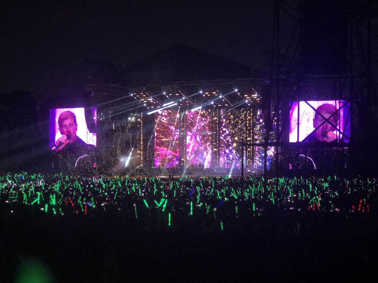 Đêm cuối Westlife: 15.000 khán giả reo hò, một cô gái đặc biệt được mời lên sân khấu - 3