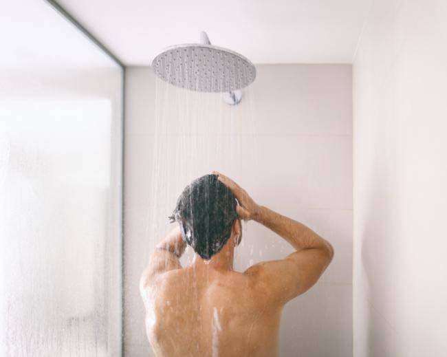 Người đàn ông chỉ có 1 dấu hiệu đơn giản khi tắm, đi khám phát hiện bị đột quỵ - 1