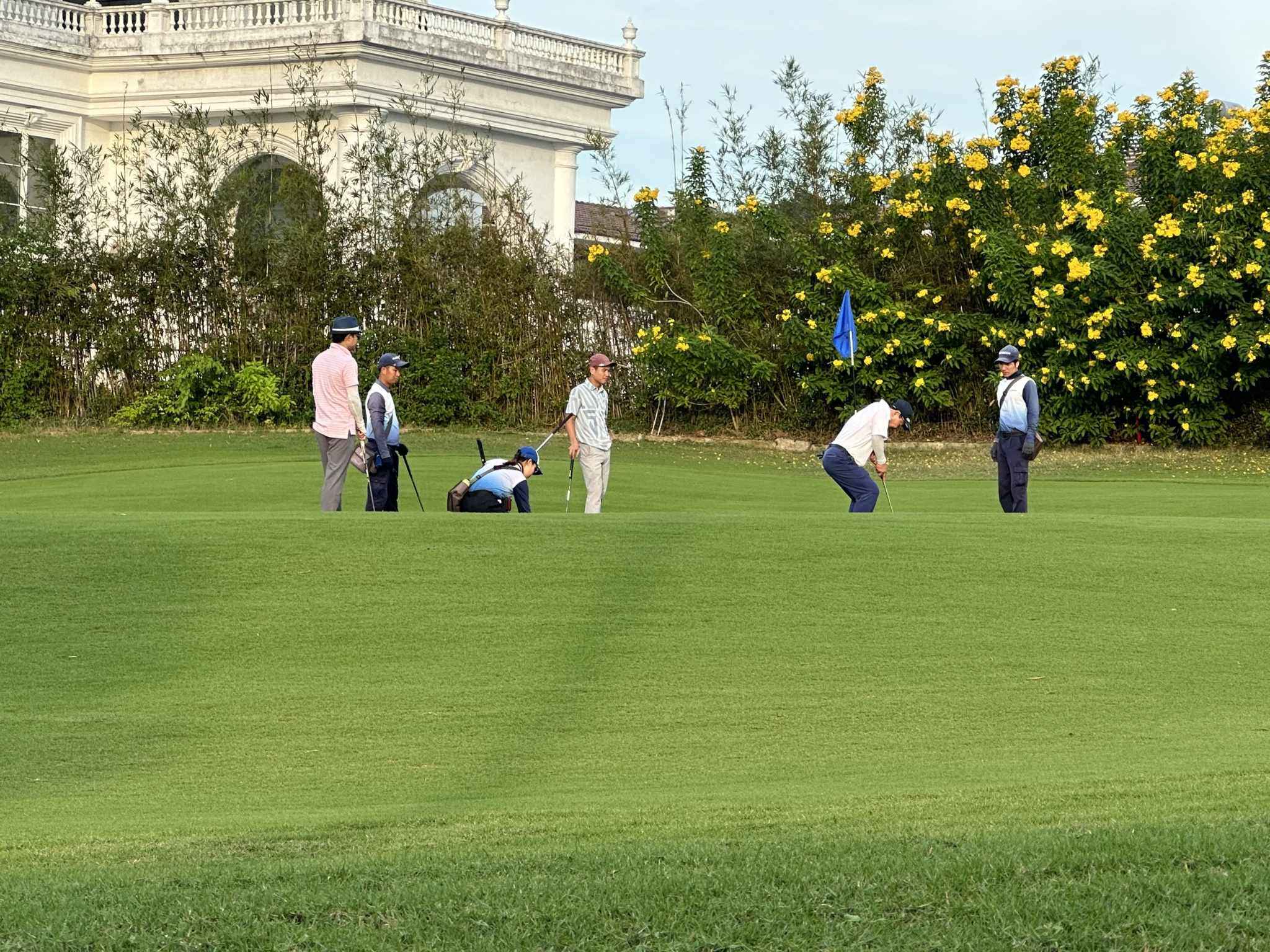 Phó thủ tướng yêu cầu báo cáo vụ giám đốc Sở đi chơi golf trong giờ hành chính - 1