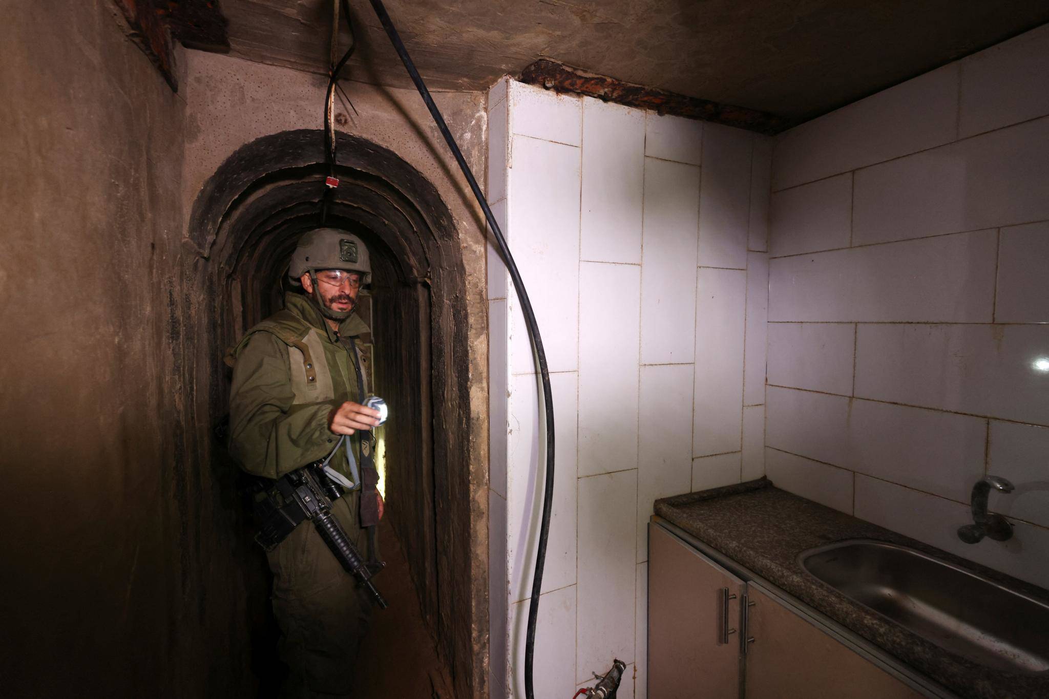 Video: Phòng điều hòa, bếp, phòng tắm… lộ ra trong hầm ngầm dưới bệnh viện lớn nhất Gaza - 3