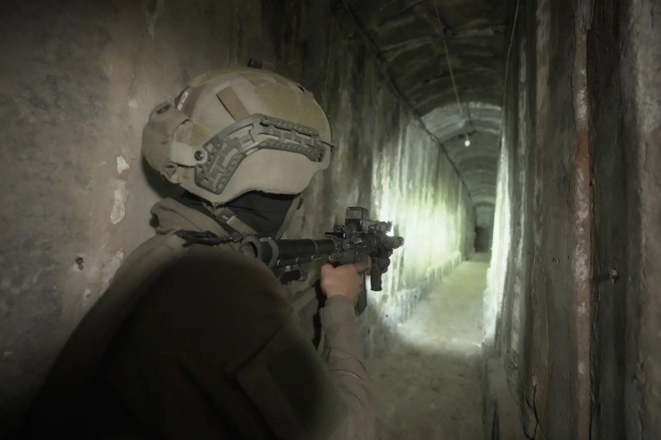 Video: Phòng điều hòa, bếp, phòng tắm… lộ ra trong hầm ngầm dưới bệnh viện lớn nhất Gaza - 1