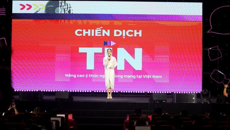 Hoa hậu Thế giới Việt Nam 2019 chia sẻ cách check tin giả. Ảnh: VIẾT THỊNH