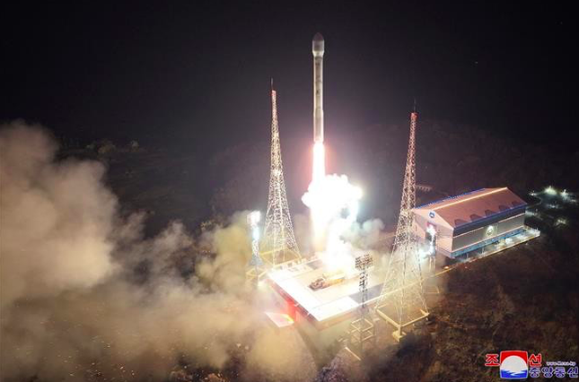 Video cho thấy điều bất thường khi Triều Tiên phóng vệ tinh lên quỹ đạo - 1