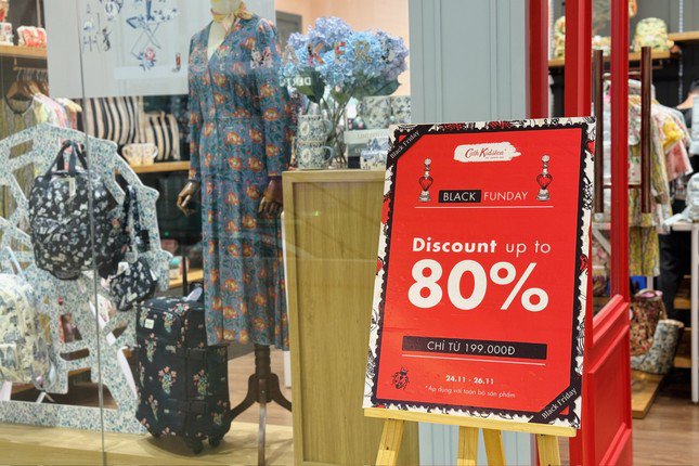 Nhiều tín đồ mua sắm vẫn "săn" sale ngày Black Friday để chớp cơ hội mua đồ hiệu với giá hời.