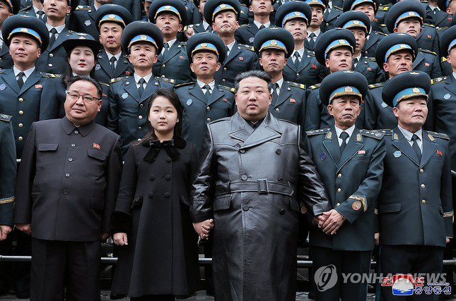 Chủ tịch Triều Tiên Kim Jong Un dẫn con gái đi chúc mừng các nhà khoa học sau vụ phóng vệ tinh do thám - 1