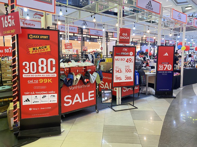 Dân văn phòng bỏ bữa trưa, đến trung tâm thương mại "săn sale" Black Friday - 8