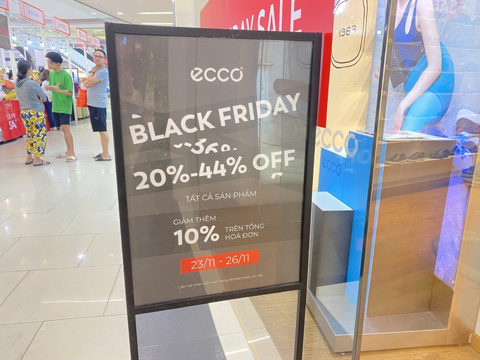 Dân văn phòng bỏ bữa trưa, đến trung tâm thương mại "săn sale" Black Friday - 6