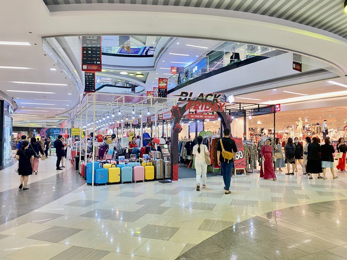 Sảnh mua sắm của Vạn Hạnh Mall đông đúc khách qua lại