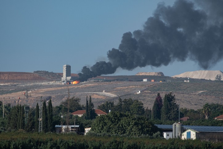 Khói bốc lên ở miền nam Lebanon sau khi Israel giáng đòn đáp trả Hezbollah.