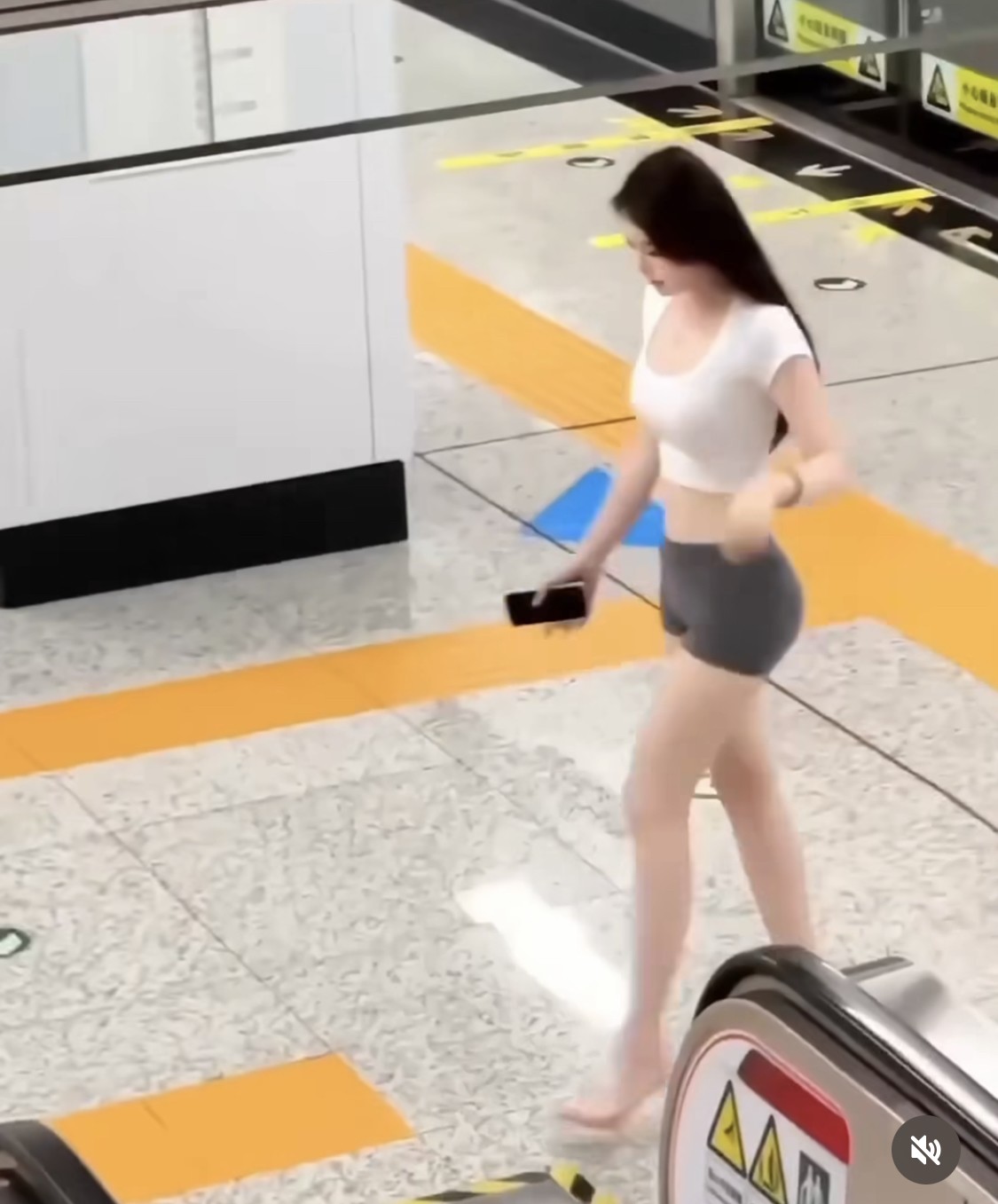 Người đẹp Trung Quốc mặc quần tập, áo croptop, thu hút mọi ánh nhìn ở ga tàu điện ngầm - 3