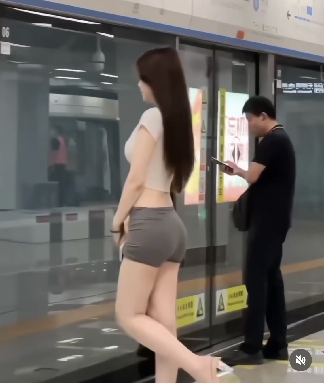 Người đẹp Trung Quốc mặc quần tập, áo croptop, thu hút mọi ánh nhìn ở ga tàu điện ngầm - 2