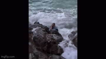 Cô gái bị sóng cuốn trôi khi đang chụp hình ở vách đá gây sốt mạng xã hội - 1