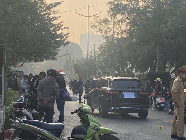 Hà Nội: Người đi bộ tử vong sau va chạm với ô tô Mercedes - 1
