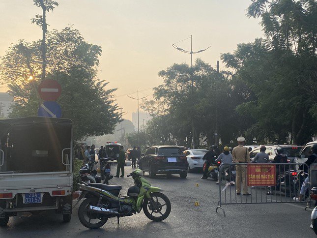 Hà Nội: Người đi bộ tử vong sau va chạm với ô tô Mercedes - 2